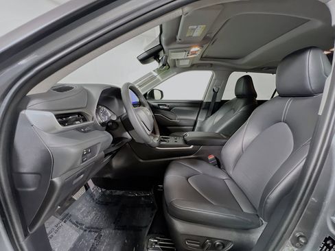 Used 2025 Toyota Highlander XLE FWD image 15