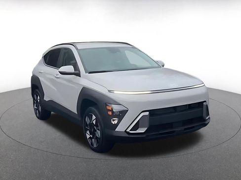Used 2025 Hyundai Kona SEL image 3