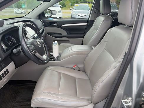 Used 2017 Toyota Highlander XLE AWD/4WD image 18