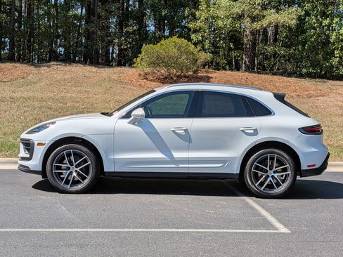 Certified 2025 Porsche Macan AWD/4WD image 2