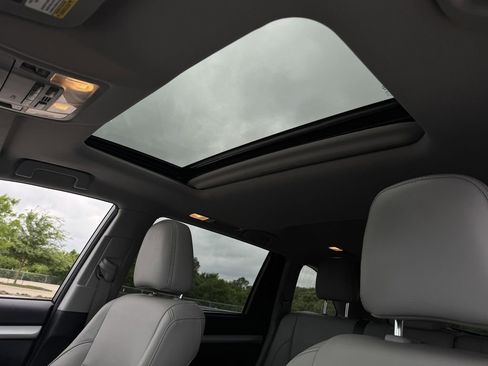 Used 2018 Toyota Highlander XLE FWD image 23