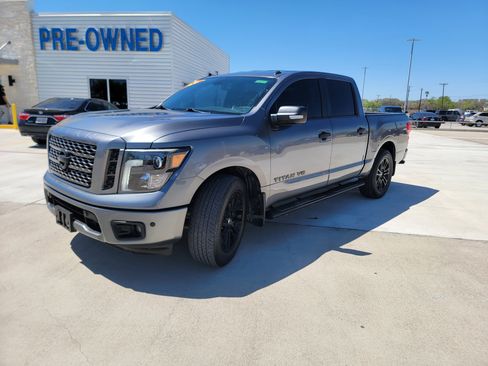 Used 2019 Nissan Titan SV w/ SV Convenience Package image 7