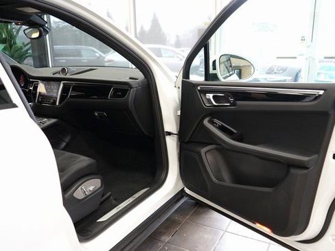 Used 2017 Porsche Macan S image 45