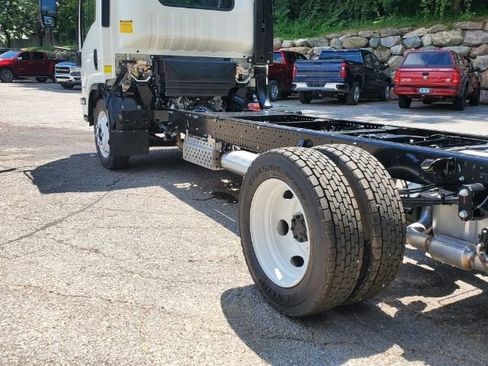 New 2025 Chevrolet Low Cab Forward image 4
