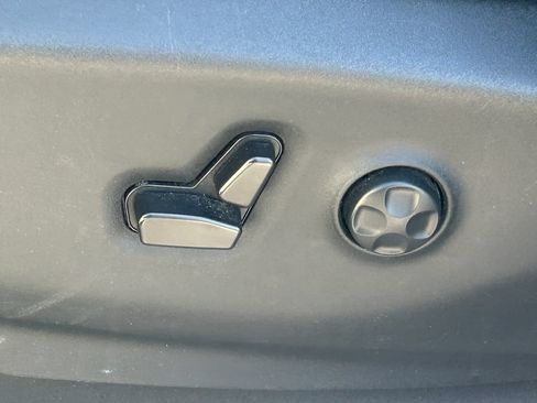 Used 2023 Chrysler Voyager LX FWD image 25