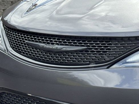 Used 2020 Chrysler Pacifica Touring-L Plus image 46