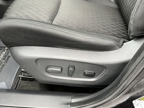 Used 2018 Nissan Rogue SV image 15