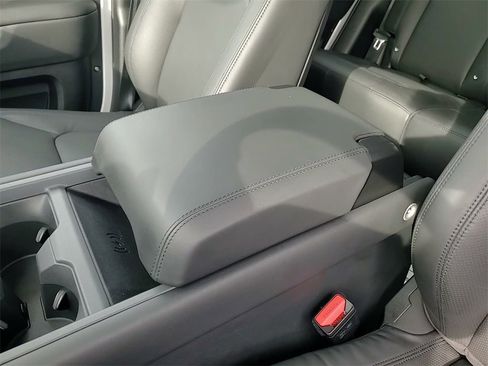 Used 2025 Land Rover Defender 110 S image 29