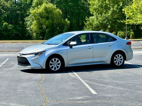 Used 2020 Toyota Corolla LE FWD image 2