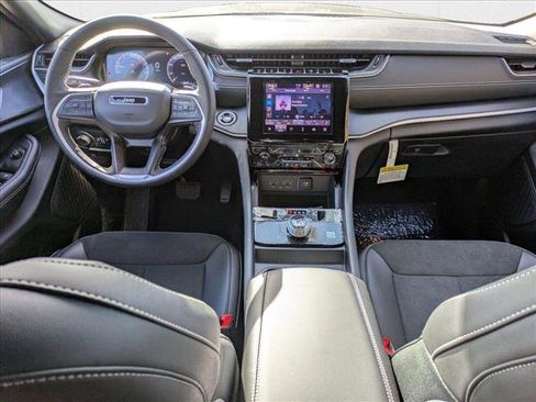 New 2025 Jeep Grand Cherokee Altitude image 15