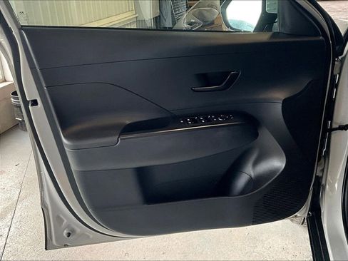 Used 2025 Hyundai Kona SEL image 9