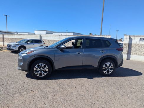 Used 2023 Nissan Rogue SV image 2