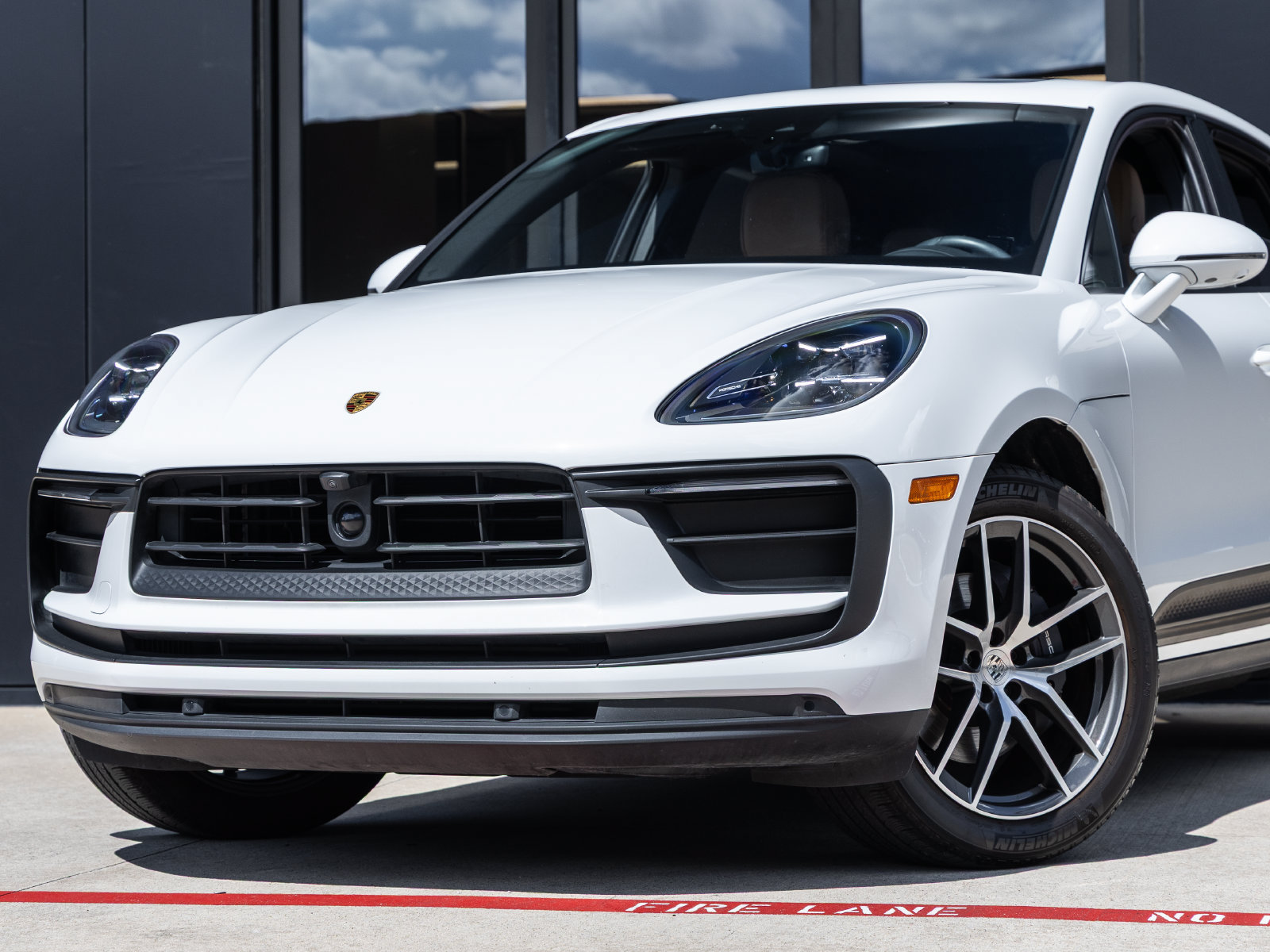 Certified 2024 Porsche Macan AWD/4WD image 7