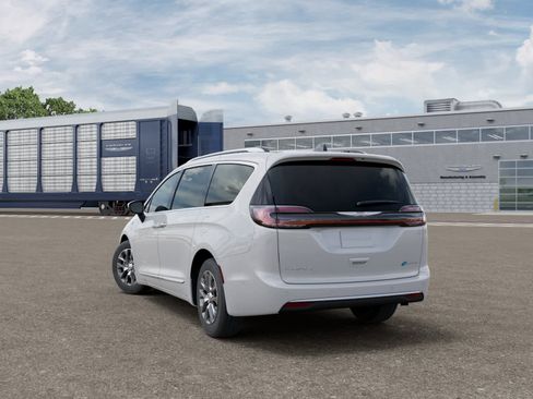 New 2025 Chrysler Pacifica Pinnacle image 3