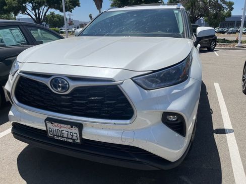 Used 2021 Toyota Highlander XLE AWD/4WD image 1