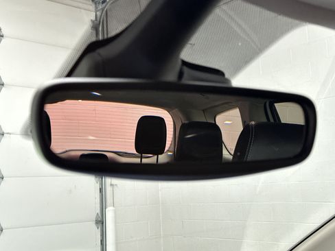 Used 2023 Chrysler Pacifica Touring-L FWD image 25