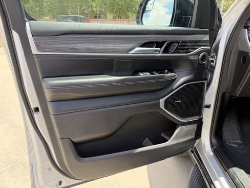 Used 2024 Jeep Wagoneer Series II w/ Flexible Seating Group RWD image 8