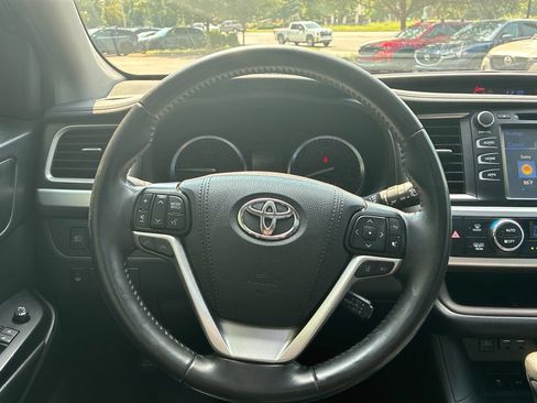 Used 2019 Toyota Highlander XLE AWD/4WD image 28