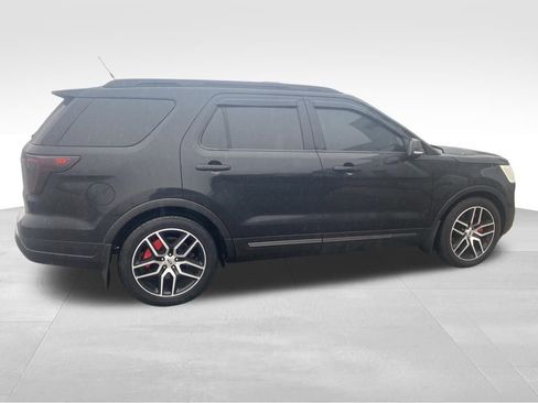 Used 2018 Ford Explorer XLT w/ Equipment Group 202A image 4