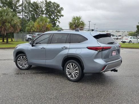Used 2022 Toyota Highlander Platinum FWD image 4