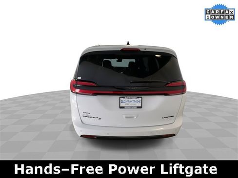 Used 2025 Chrysler Pacifica Limited image 7