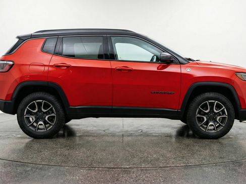 Used 2025 Jeep Compass Trailhawk image 11