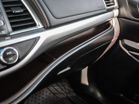 Used 2019 Toyota Highlander XLE AWD/4WD image 46