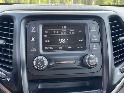 Used 2017 Jeep Cherokee Sport FWD image 23