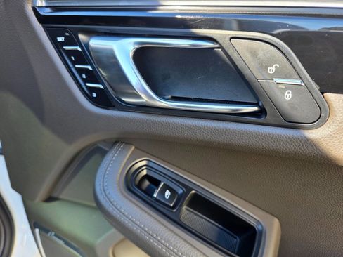 Used 2017 Porsche Macan image 40