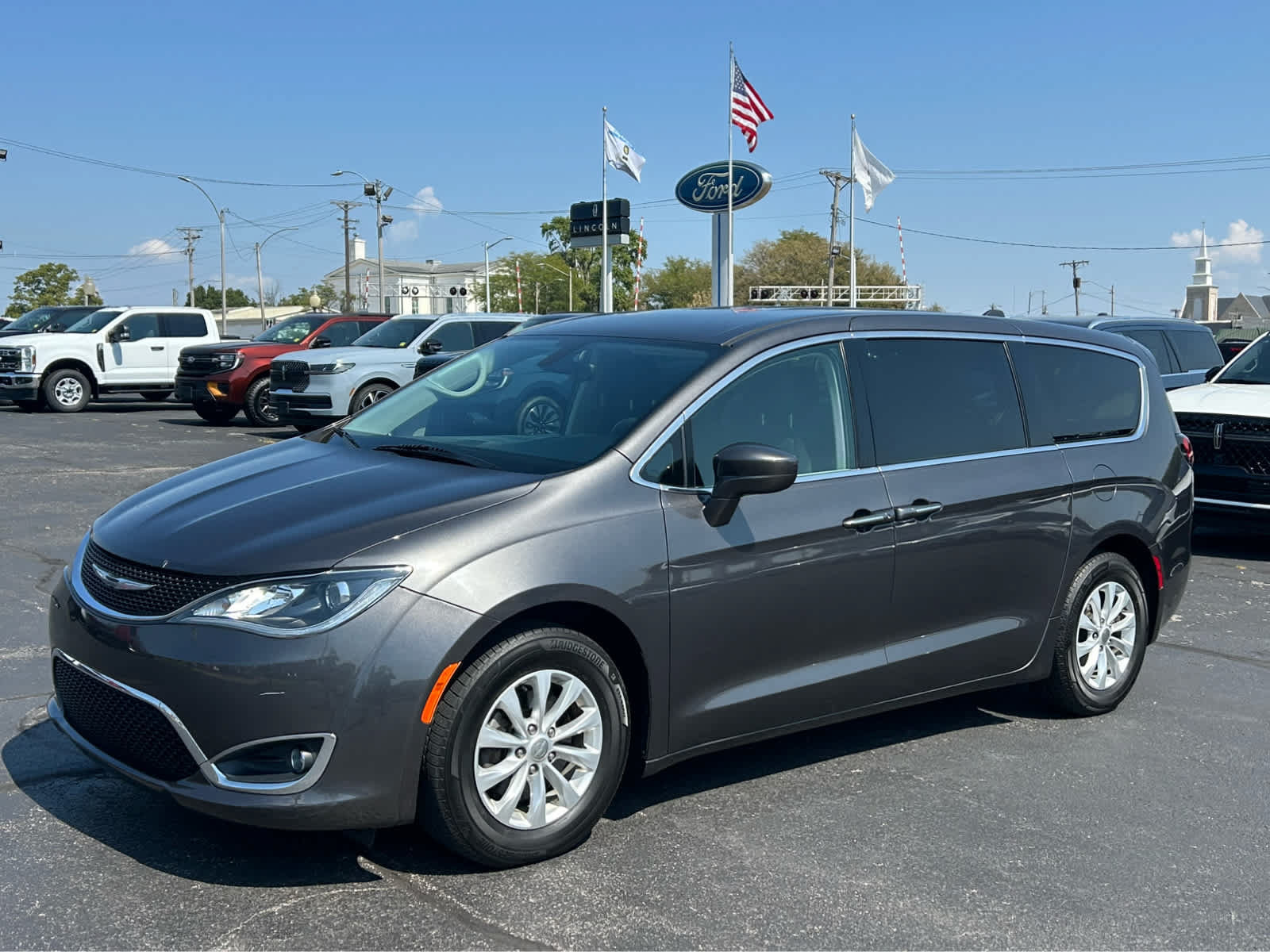 Used 2018 Chrysler Pacifica Touring Plus FWD image 2