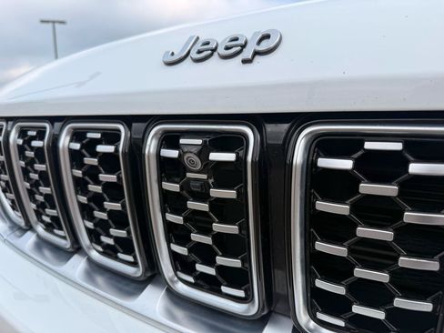 Used 2023 Jeep Grand Cherokee Summit AWD/4WD image 9