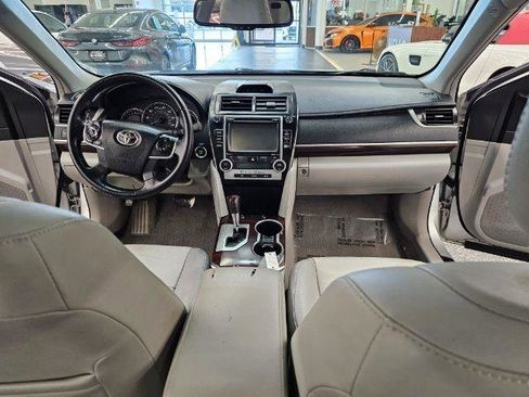Used 2014 Toyota Camry XLE w/ Leather Package FWD image 9