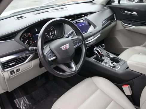 Used 2020 Cadillac XT4 Luxury image 3