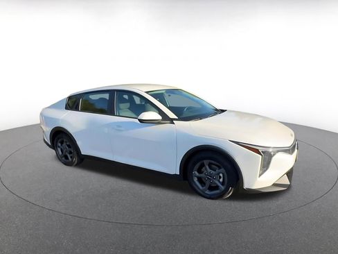 Used 2025 Kia K4 LXS image 2