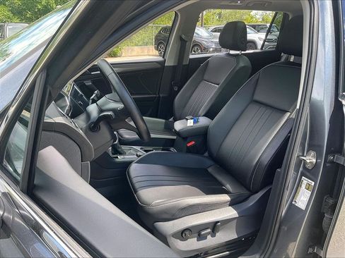 Used 2024 Volkswagen Tiguan SE w/ Panoramic Sunroof Package AWD/4WD image 9