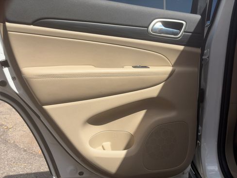 Used 2019 Jeep Grand Cherokee Laredo AWD/4WD image 20