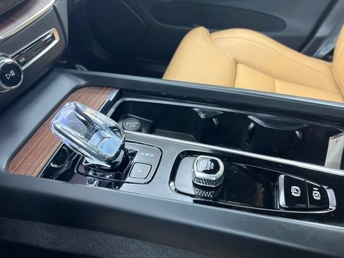 Used 2024 Volvo XC60 B5 Ultimate w/ Protection Package Premier AWD/4WD image 17