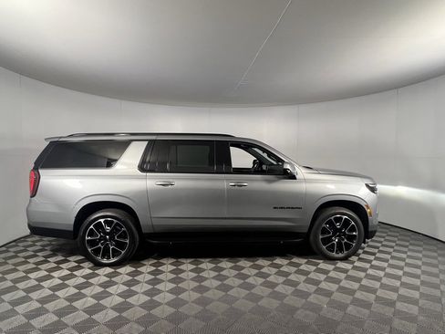 Used 2025 Chevrolet Suburban RST image 5