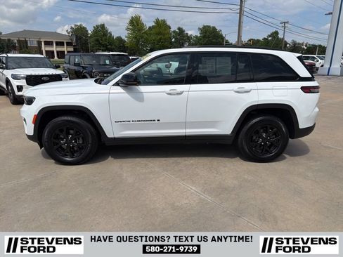 Used 2025 Jeep Grand Cherokee Altitude AWD/4WD image 6
