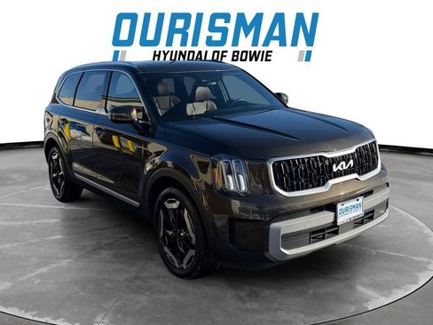 Used 2023 Kia Telluride EX w/ EX Captain's Chair Package image 1