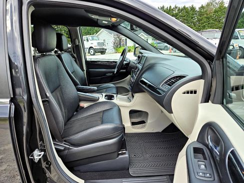 Used 2019 Dodge Grand Caravan SXT image 29