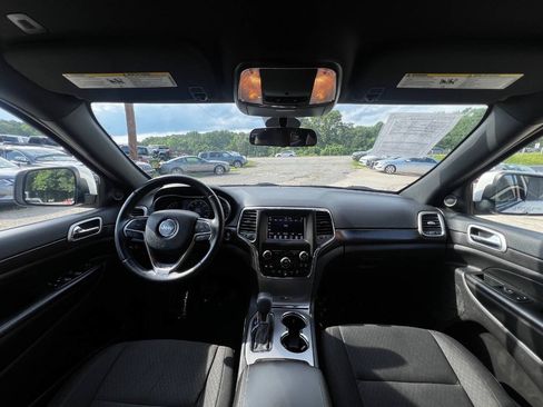 Used 2018 Jeep Grand Cherokee Laredo AWD/4WD image 12