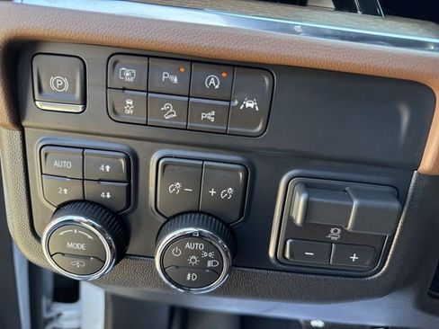 Used 2026 Chevrolet Tahoe High Country AWD/4WD image 18