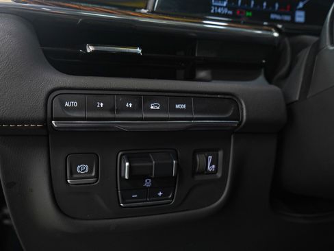 Used 2024 Cadillac Escalade ESV Premium Luxury image 31