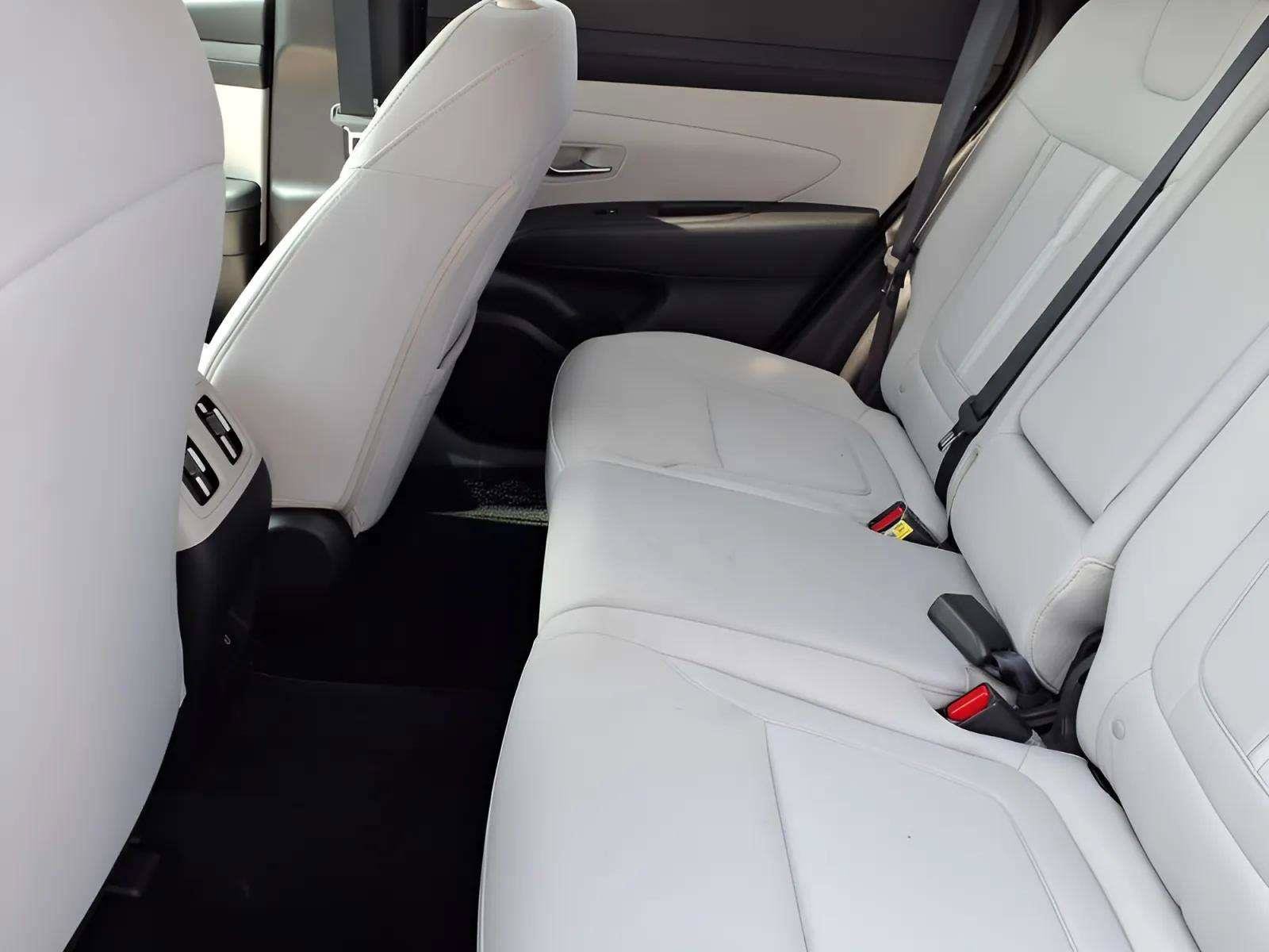 Certified 2025 Hyundai Tucson SEL FWD image 9