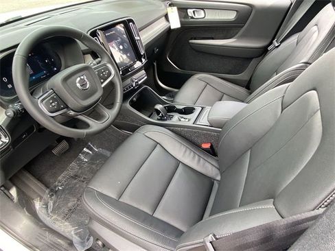 New 2025 Volvo XC40 B5 Core image 19