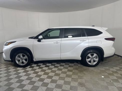 Used 2024 Toyota Highlander LE AWD/4WD image 3
