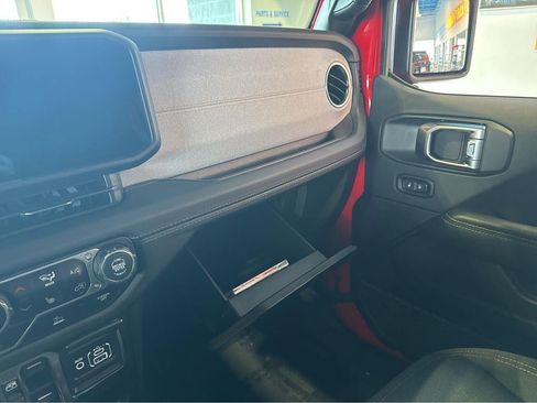 Used 2025 Jeep Wrangler Sahara image 26