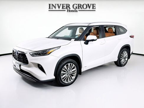 Used 2024 Toyota Highlander Platinum image 1