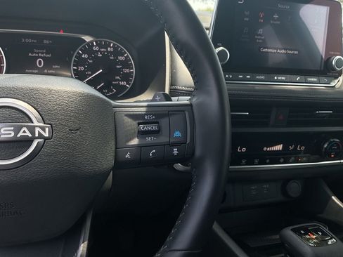 Used 2025 Nissan Rogue SV FWD image 30